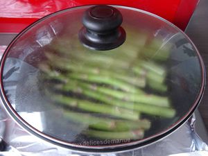 Asperges vertes poêlées aux tomates confites et parmesan