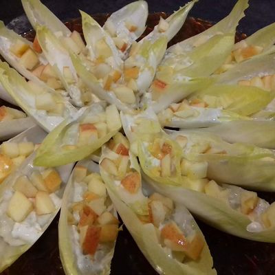  Apéritif: feuilles d'endives, crème au bleu d'Auvergne et zestes de citron et pomme