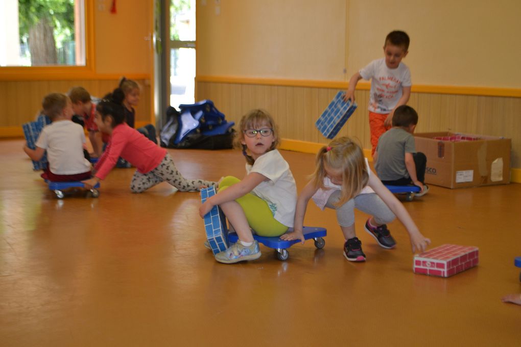 Et pendant ce temps, les autres sont en activités en classe...