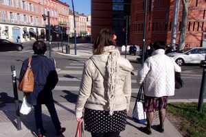 Femmes à un passage piéton