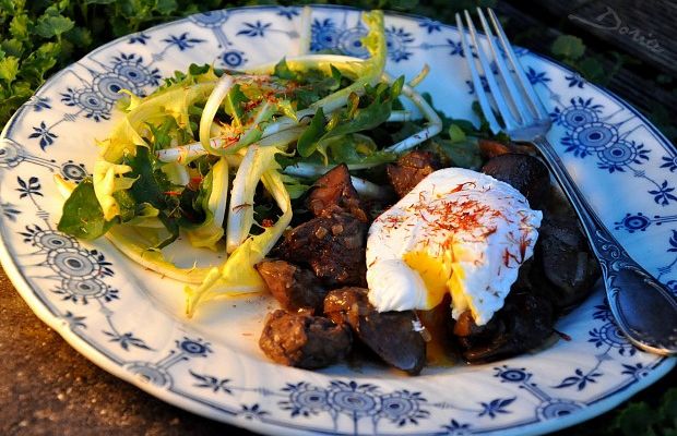 Duo de pissenlit et oeuf poché aux foies de volaille 