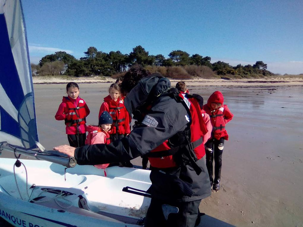 Lundi 19 mars, nous sommes partis pour la journée pour nos deux premières séances de voile de l'année. Pour allier l'utile à l'agréable, nous nous sommes rendus à Kerguelen à vélo par les chemins côtiers. Nous avons passé un super moment sur l'eau bien que très frais et avons pris plaisir à naviguer, à apprendre le vocabulaire lié au bateau ....