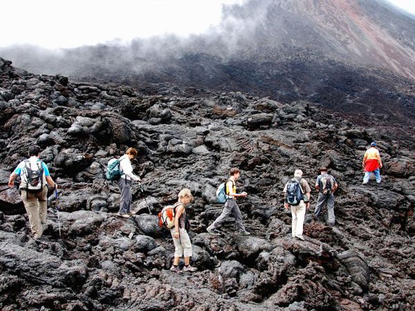 On ne peux monter sur le cratère ( trop risqué ) , mais on s'aventure sur les coulées ...le jeu ici c'est de faire cuire des marshmallow dans les trous de laves qui sont restés très chauds . C'est fun et les guides ont tout prévus pour cela .  