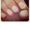 neon french nails uñ