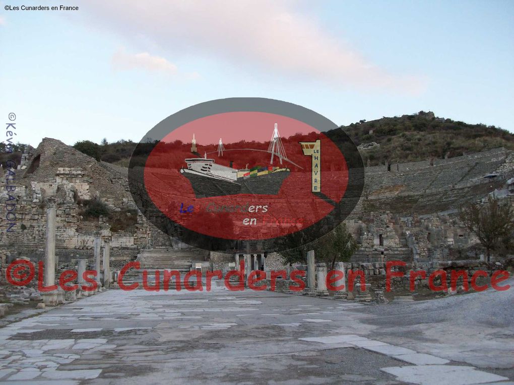 Kuşadası est une station balnéaire de la côte ouest de la Turquie, au bord de la mer Égée. Pour les visiteurs, la ville constitue une étape sur la route des ruines d'Éphèse ("Efes" en turc).