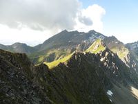 Sous le Passeur de Pralognan, une montée à haut risque jusquà une crête escarpée.