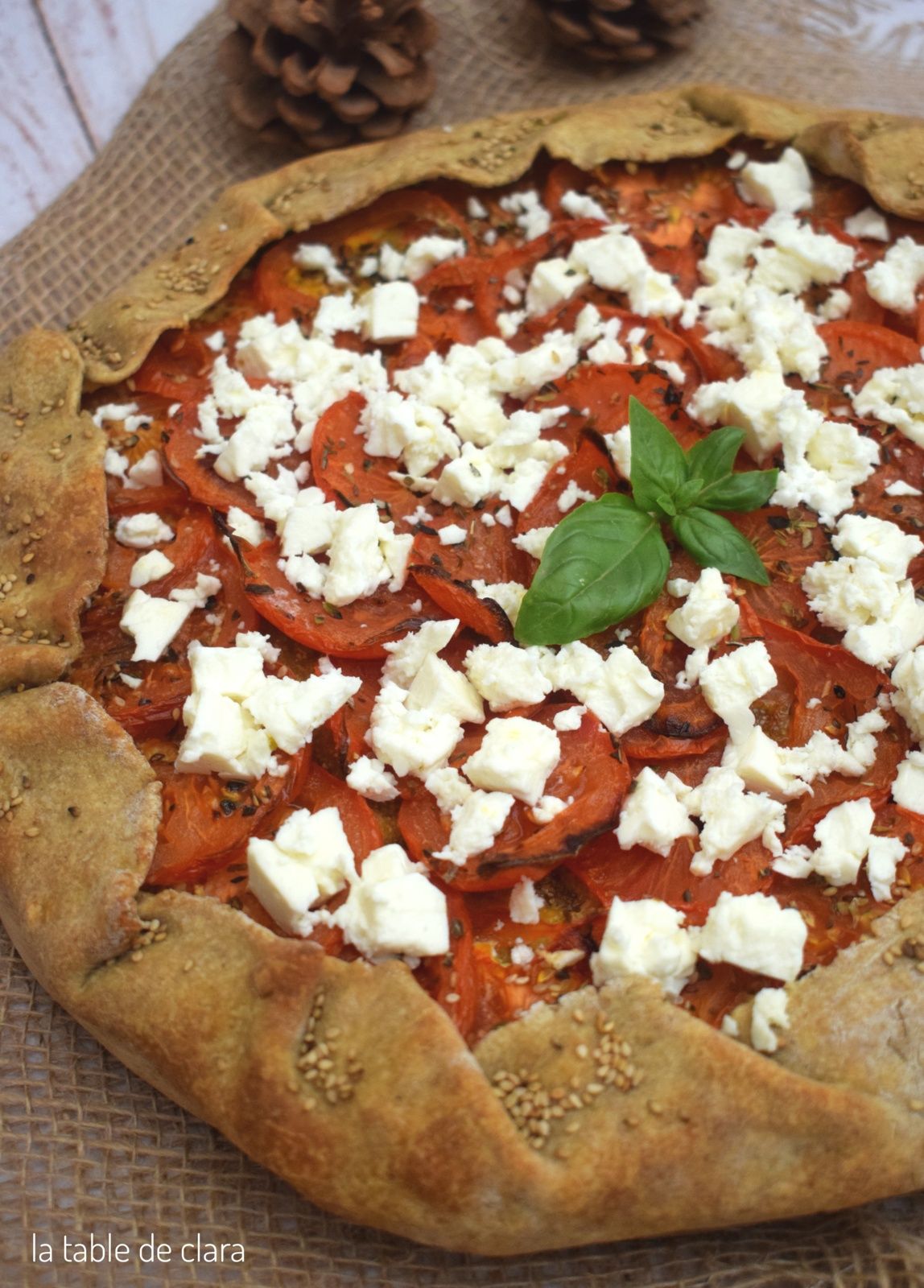 Tarte rustique tomates feta pâte tahin