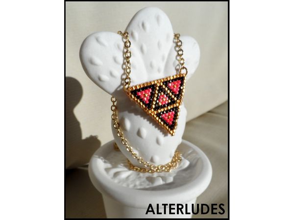 Collier - Triangle - Salomé - Rose, noir et or - Disponible - 20€