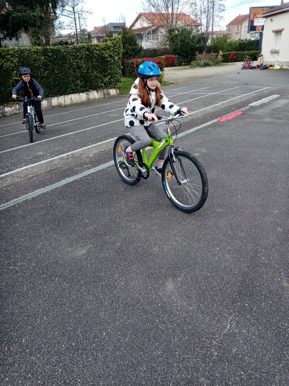 Quelques photos de nos entraînements vélos au stade avant nos exploits sur le bord du canal !