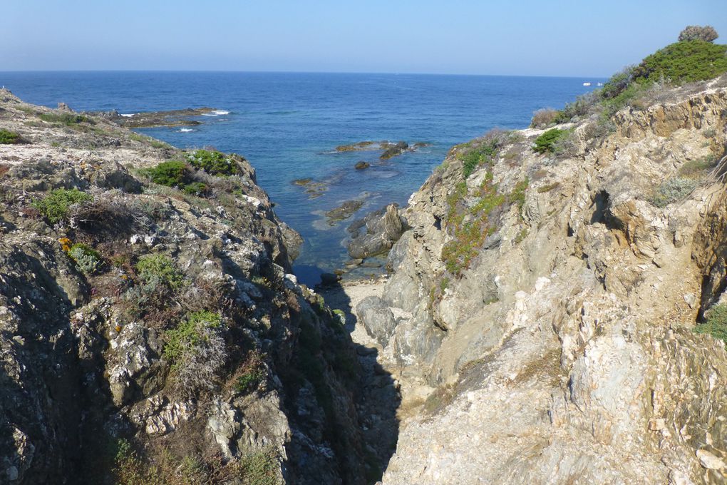 Belle plage de sable noir, mais il fait très chaud!!!!Bravo à Sibylle qui a bien voulu monter en haut de la crête, tout près du fort. Nous rencontrons le gardien qui ne veut pas nous faire visiter!!