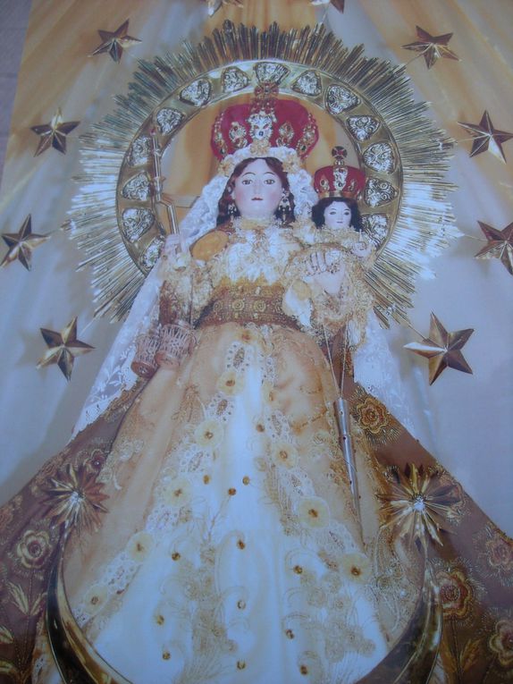 Virgen de la Candelaria : Danses autochtones
Islas Uros
Puno, ville à 3800 mètres d'altitude