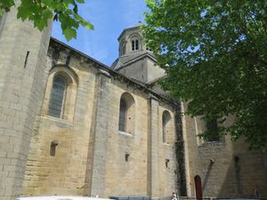 Tout de suite, on longe l'église abbatiale et l'abbaye d'Aubazine, puis ...