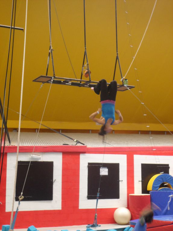 Nous sommes allés visiter l'école de cirque de Rosny-sous-Bois. Vincent nous a accueilli et nous a expliqué ce que l'on apprenait. Nous avons pu voir les élèves s'entrainer.