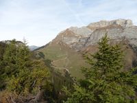 Depuis la pointe de la Rochette, Montmin et le col sous la Tournette. Le rocher du Roux devant les dents de Lanfon.