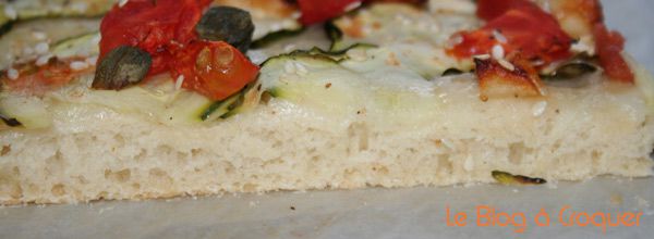 La foccacia du dimanche soir: tomates, courgettes et mozzarella