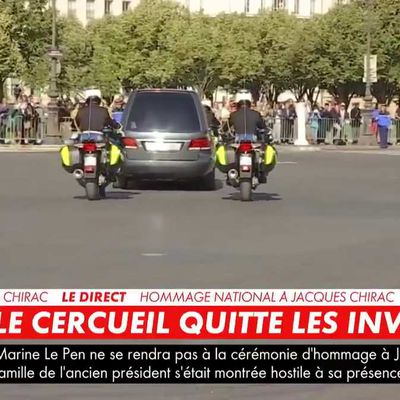 Hommage à Jacques Chirac : Regardez le cercueil de l'ancien président de la République quitter les Invalides sous les applaudissements des Français présents