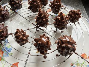 Petites pommes de pin en trompe-l'oeil (brownie- amandes chocolat)