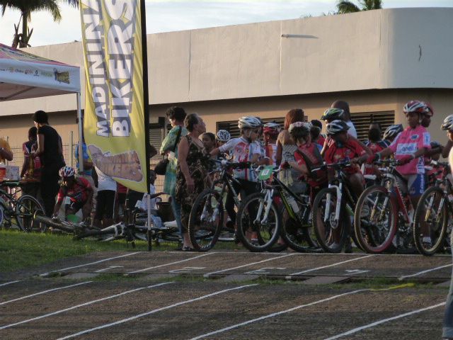 Ce samedi 22 décembre aura été l'occasion de partager un très bon moments avec les jeunes de l'école de VTT. Ils ont pu voir évoluer des champions et ont eu droit à leur père Noël. Merci à Antoine Seveur, le photographe