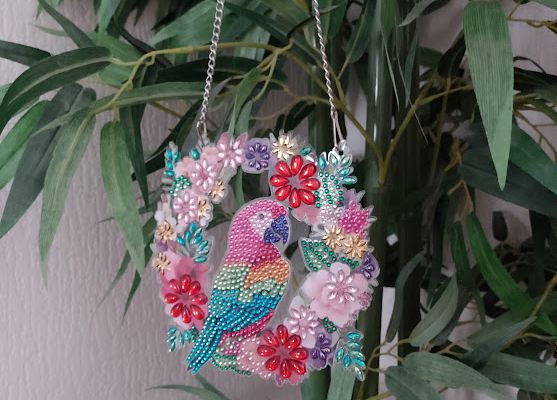 UNE SUSPENSION PAPILLON EN BRODERIE DIAMANT