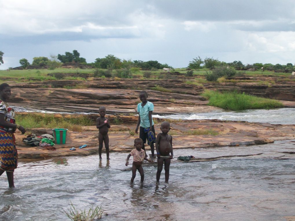 Découverte de la région de l'Est, tout près des frontières nigérienne et béninoise et presque au coeur des parc de l'Arly et du W...