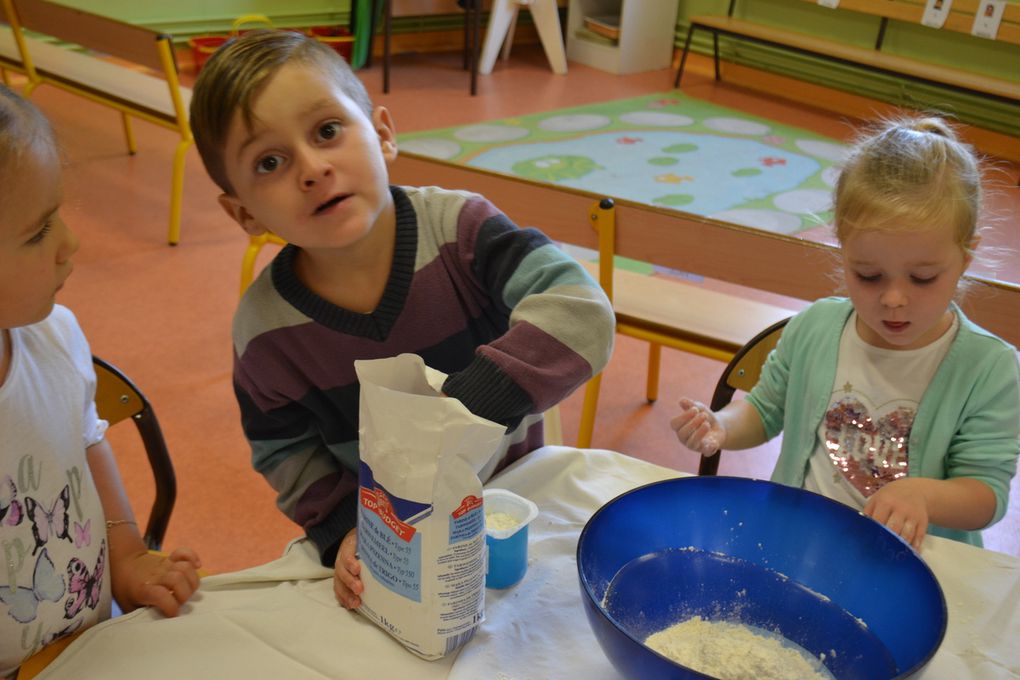 On a préparé des gâteaux au yaourt pour fêter les anniversaires des mois d'août et septembre...