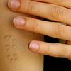 Des tatouages en Braille