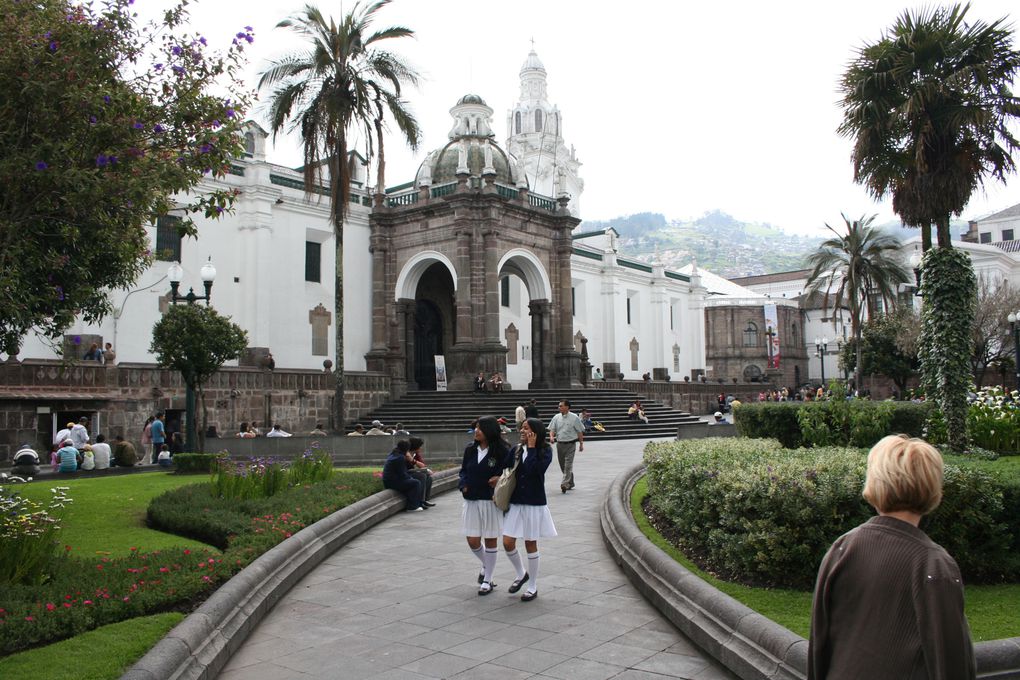 Peu de chose à dire sur Quito car avec le décalage horaire nous n'en avons pas vu grand chose ... A 20 km au nord, c'est "la mitad del mundo" ... passage obligé pour tout voyage en Equateur