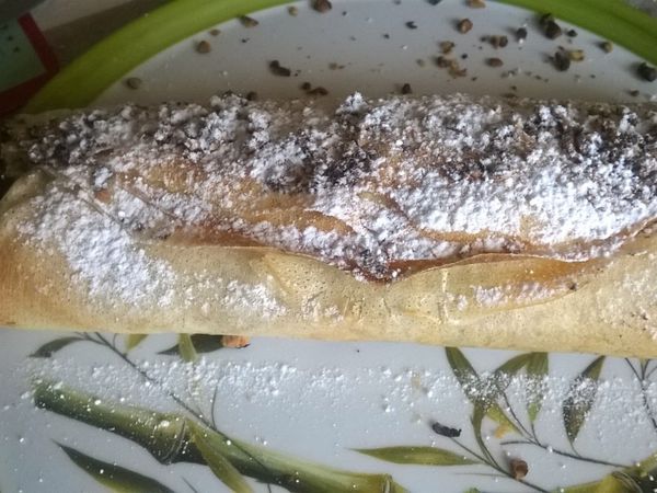 Strudel aux pommes, raisins secs et noisettes