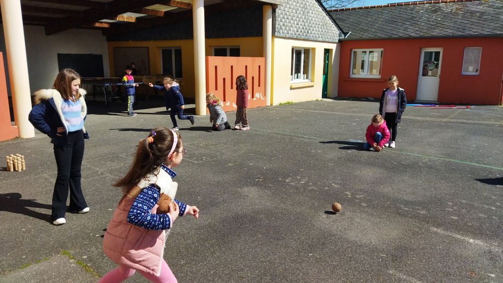 Des jeux bretons sur la cour de l'école