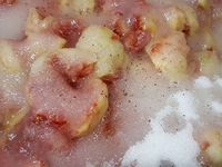 1 - Laver et éplucher les figues. Les couper en 4. Les placer dans un faitout ou une bassine à confiture. Ajouter la totalité du sucre, le jus d'1/2 citron jaune et la pincée de vanille en poudre. 
