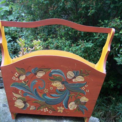 Porte-revues décoré en Rosemailing.