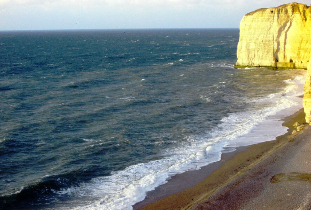 C'est le nom donné à la côte normande au nord de la Seine. On part du nord, juste au sud de Dieppe ( dia 1 ) puis la côte au nord de Saint-Valéry ( dia 2 ) pour arriver à Fécamp et enfin du côté d'Etretat avec aussi l'aiguille de Belval et la descente qui y menait. La côte d'Albâtre n'est pas trop fréquentée et garde des coins sauvages.