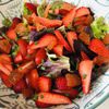 Salade fraises, tomates cerises et saumon gravlax