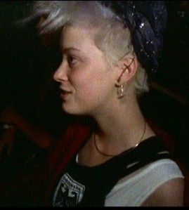 101 ; la fille aux cheveux courts s'appelle Sandra