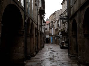 Santiago-de-Compostela qui se prépare,  au tout petit matin,  à  accueillir pèlerins et touristes, nettoyage des rues de la vieille ville, 