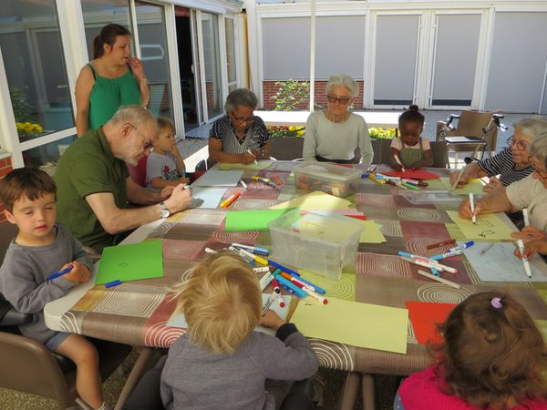 Les enfants de la crèche à la résidence en mai et juin