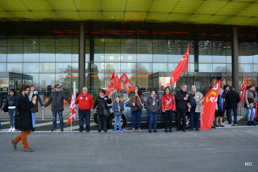 Formation de la chaîne humaine autour du Centre hospitalier de Douai - Photos : 7 avril 2018.