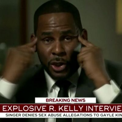 En larmes à la télé américaine, le chanteur R. Kelly accusé de plusieurs agressions sexuelles, répond à une interview et se dit innocent