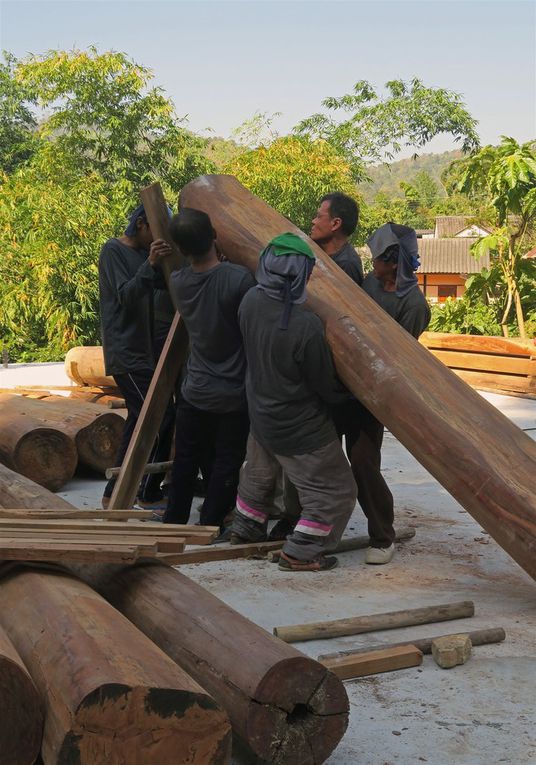 Le pilier est soulevé et placé sur le chevalet, la noix est fixée sur le fût