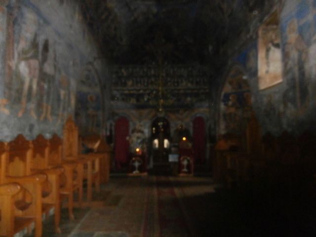 monastère de Cotmeana, en allant vers Sibiu, des parfums de roses  variés et très marqués, construit au XIV ème siècle , un des plus anciens de Valachie, cloche de 1385.Après la rose blanche et rouge la nouvelle église et ses peintures