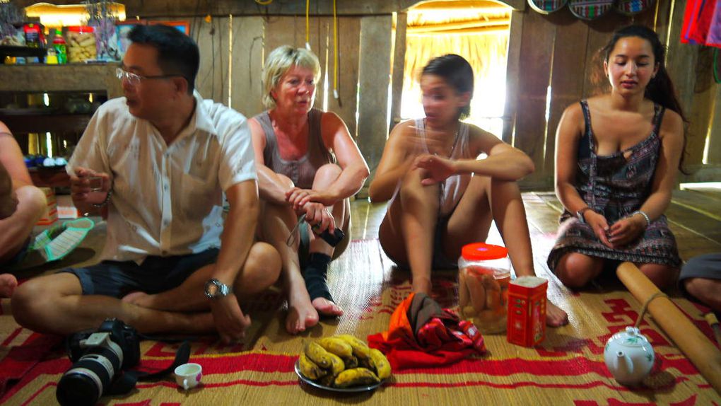 Lundi, 25 Juillet 2106 : Après le petit-déjeuner à l’hôtel nous prenons la route pour nous rendre à Mai Châu. Au passage nous nous arrêtons à la Pagode Thay (pagode du maitre), une belle pagode dédiée à Tu Dao Hanh – le maitre de la marionnette sur l’eau.  Continuation de la route vers Hoa Binh. Nous déjeunons dan un restaurant situé dans un village. Ce qui nous permet de déguster des spécialités locales : poulet de ferme au gingembre, tofu à la tomate, chou mariné…un régal. 