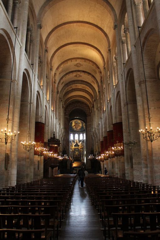 Le déambuatoire autour du choeur nous réservera une belle surprise ainsi que la crypte