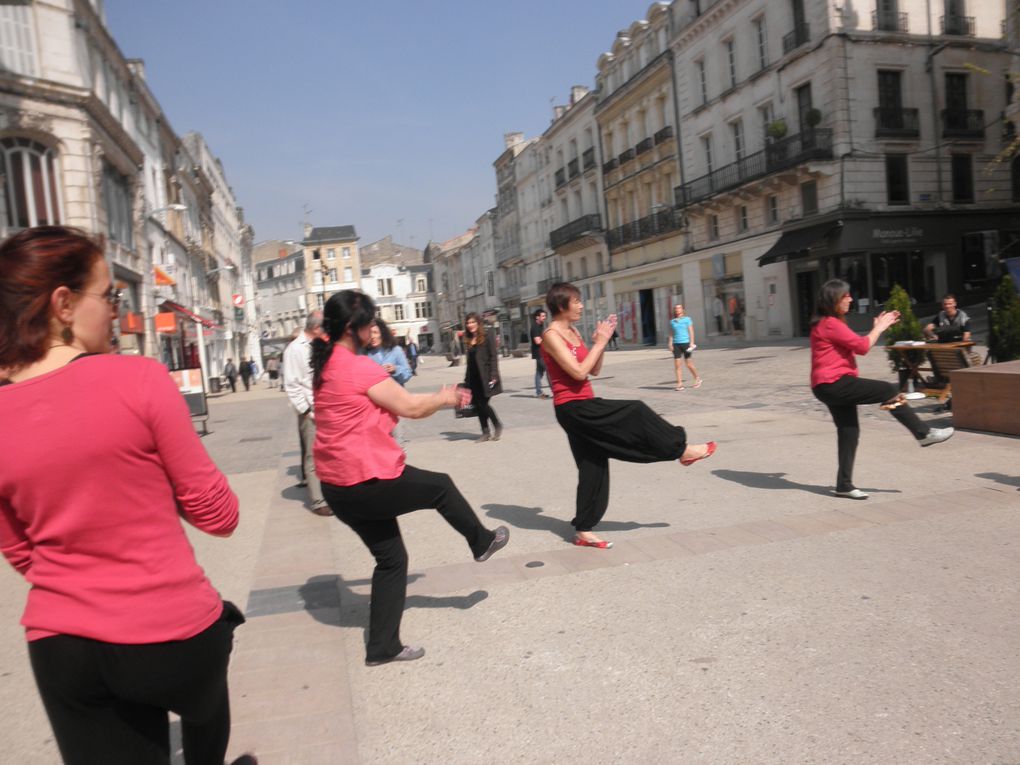 De la rue Ricard jusqu'au Marché, en rouge et et noir, Prim'ACorps suit les rythmes de ses derviches puis les percussions de Batuca Niort. Photos de Sophie!