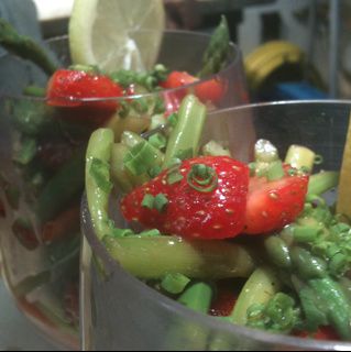 salade d'asperges et fraises à l'estragon