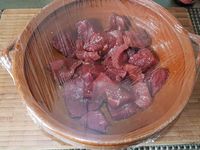 1 - Découper la viande en cubes d'environ 3 cm. Mettre dans un récipient le cumin, la coriandre, la sauce soja, l'huile et le poivre. Rajouter la viande et bien mélanger pour l'enrober de cette marinade. Couvrir avec du film étirable et placer au réfrigérateur pour 1h30 en remuant à nouveau la viande à mi-temps.