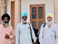 Un centre de cancérologie parmi les plus réputés en Inde, un ZZtop hindou incognito, un marchand maître du temps, un motard fleuri et de bonne humeur puis un tambourinaïre en balade, un "flatiron" indien, un résumé d'une journée passée dans les rues pittoresques de Bikaner... 