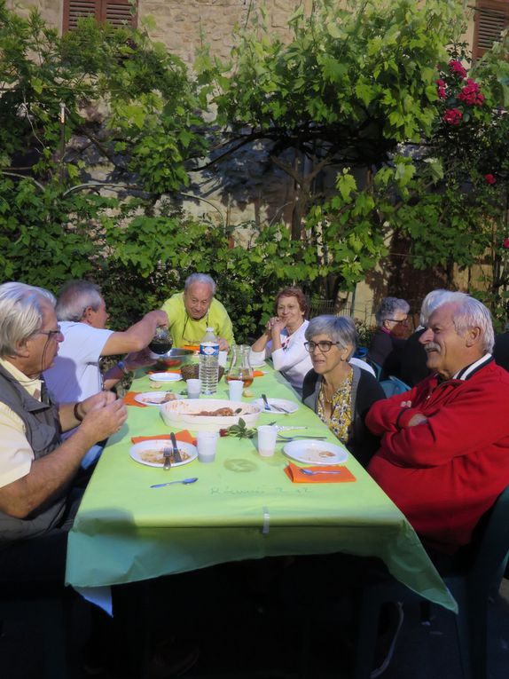 Du vent dans les nappes,  anchoïade pour tout le monde, séquence accordéon et mandoline, le discours de la présidente, remise du prix spécial à Hugues, les joyeux convives, la loterie des enfants ......