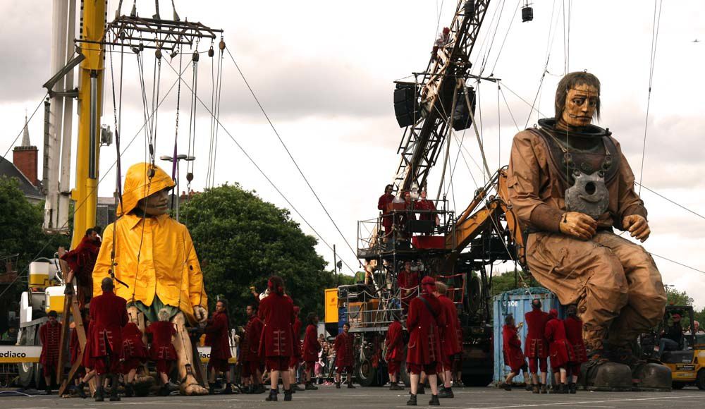 La petite géante du Titanic et le scaphandrier - Nantes 2009 Royal de Luxe - Journee 2 
