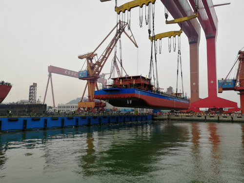 Vidéo - La Chine met à l'eau le premier cargo électrique 