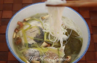 La soupe du poisson aux des herbes thaïlandais avec des vermicelle du riz 